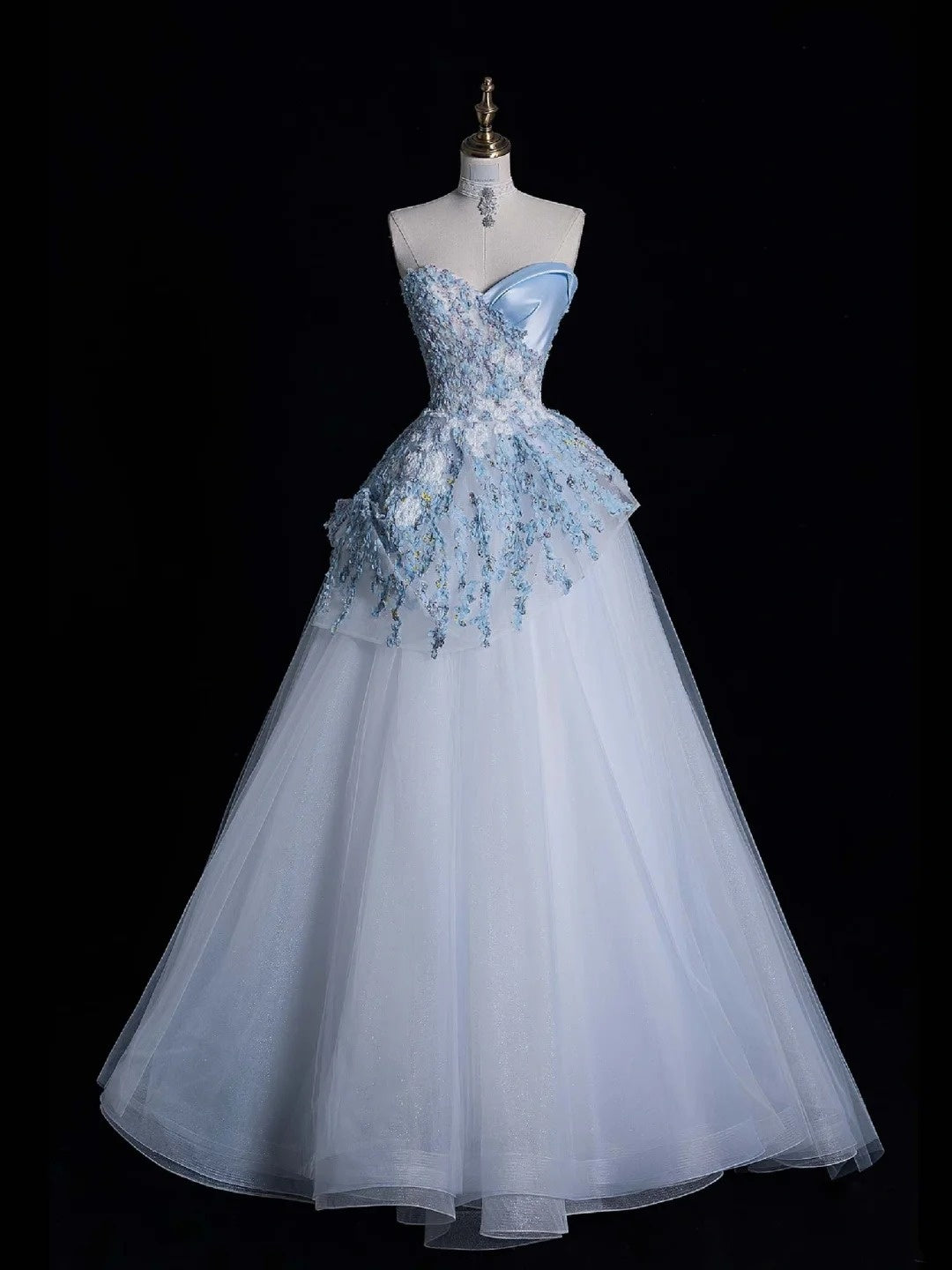 Robe de bal élégante, décolleté cœur, en tulle bleu ciel clair, longue, style tendance, idéale pour les soirées et les cérémonies de fin d'année (réf. N683)