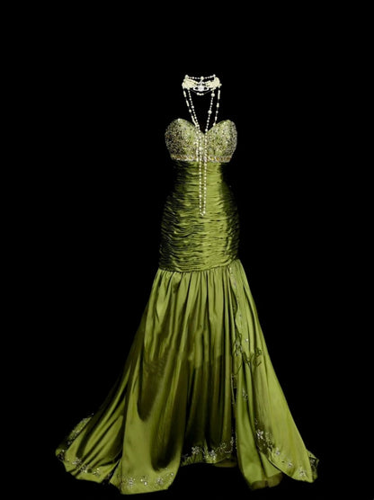 Robe de bal vintage sirène, décolleté cœur, en satin vert avec corsage orné de cristaux et de perles - Inspiration robe de soirée formelle N1825