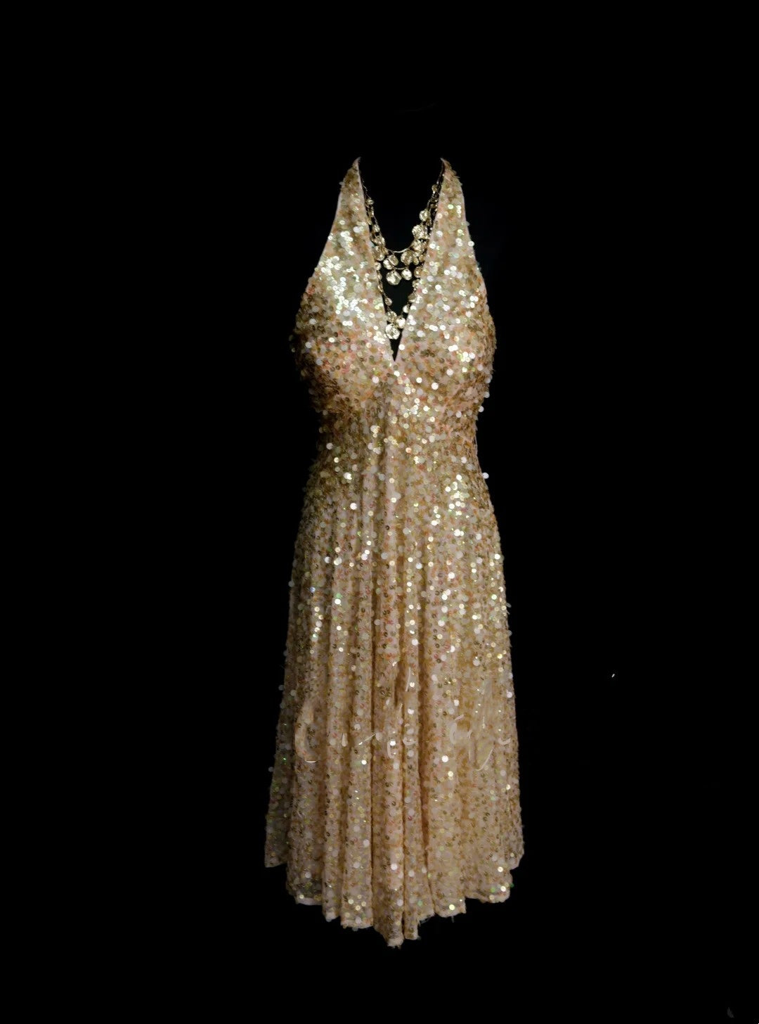 Robe courte trapèze dos nu à sequins dorés, inspiration années 2000, style années 2000, référence N1382
