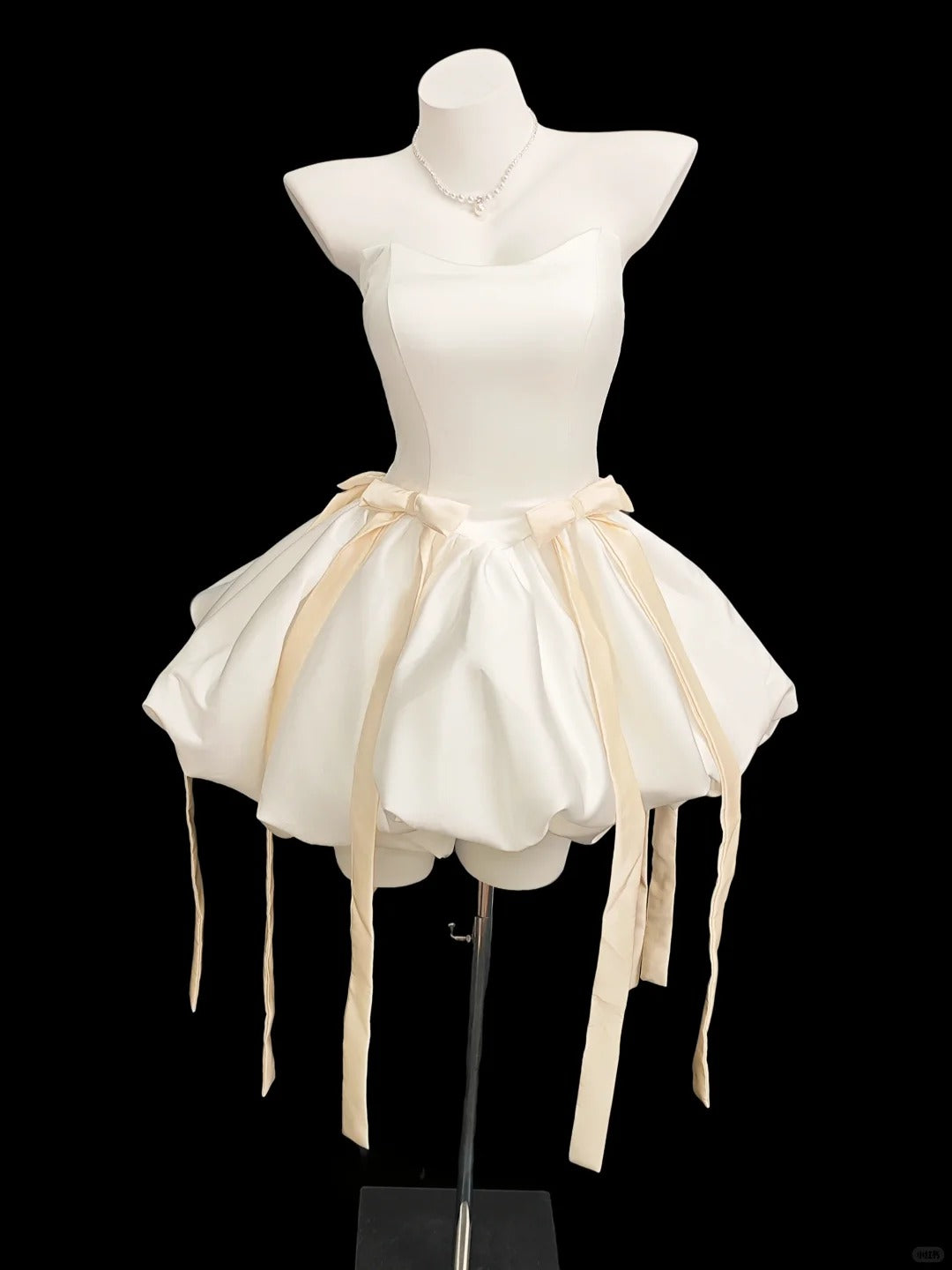 Robe de bal romantique bustier en satin ivoire, courte pour le lycée, pour bal de promo ou rentrée scolaire N4548