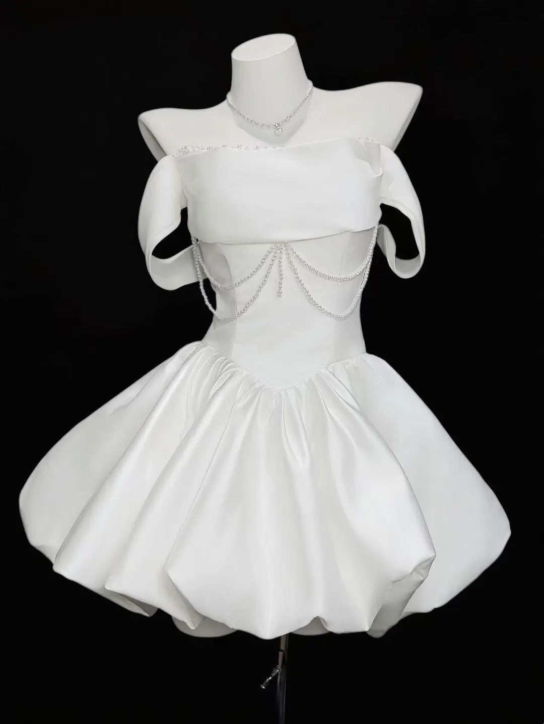 Élégante Robe de Bal Épaules Dénudées Idées D'inspiration Senior Blanc Satin Court Mini Robes de Soirée Cocktail de Rentrée N4494
