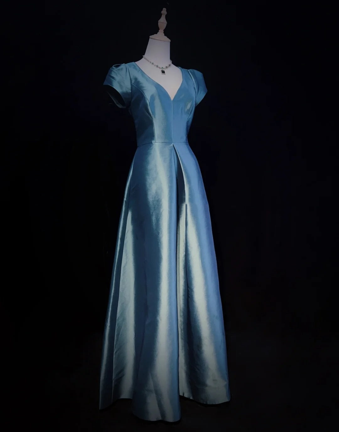 Belles Robes de Bal Coupe A Col en V Satin Bleu Manches Volants Longues Tenues de Soirée N3336