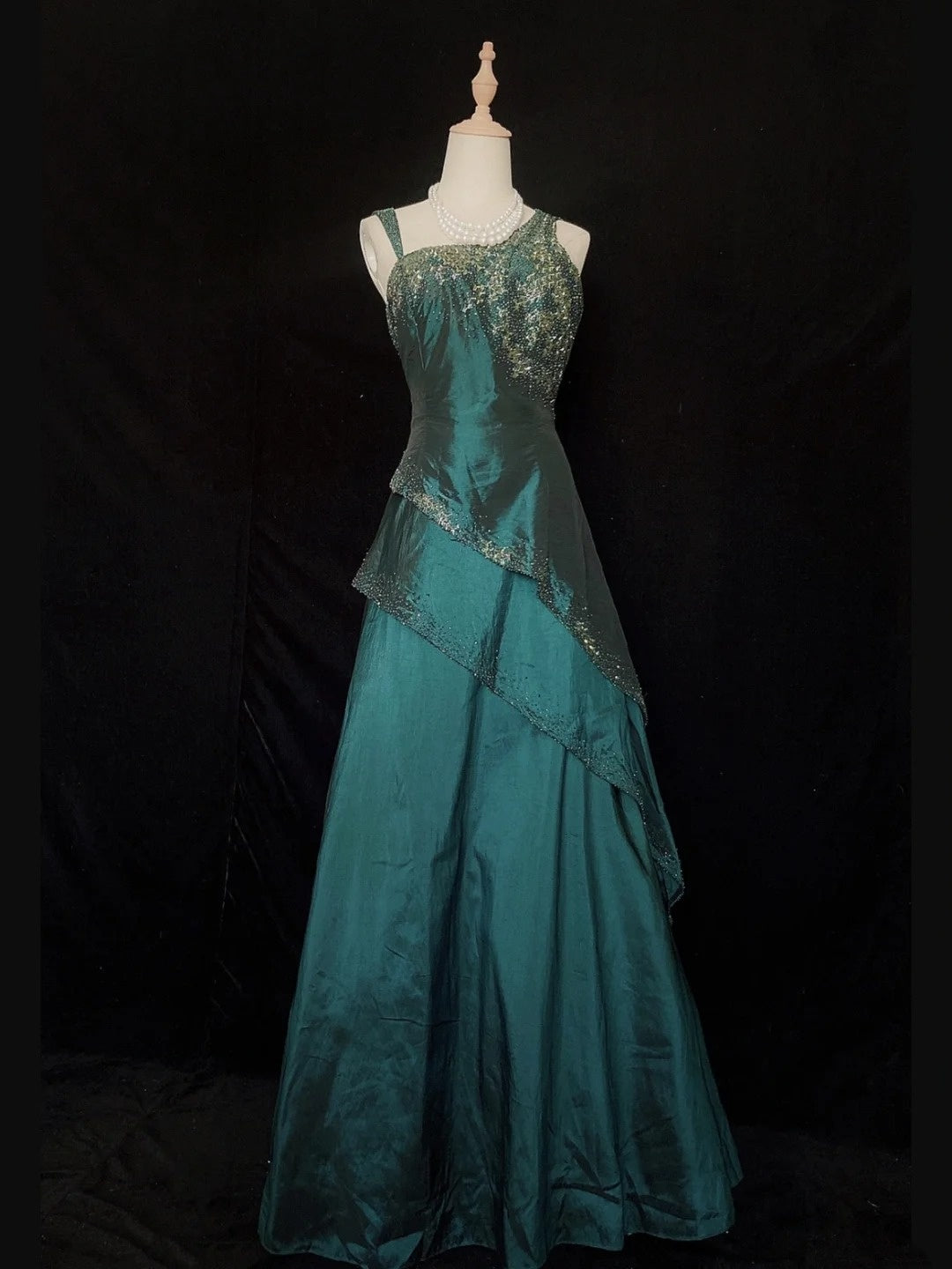 Idées de Robes de Bal Simples Robe de Soirée Longue Vert Foncé avec Bretelles Fines, Coupe Évasée et Cristaux Perlé N3410