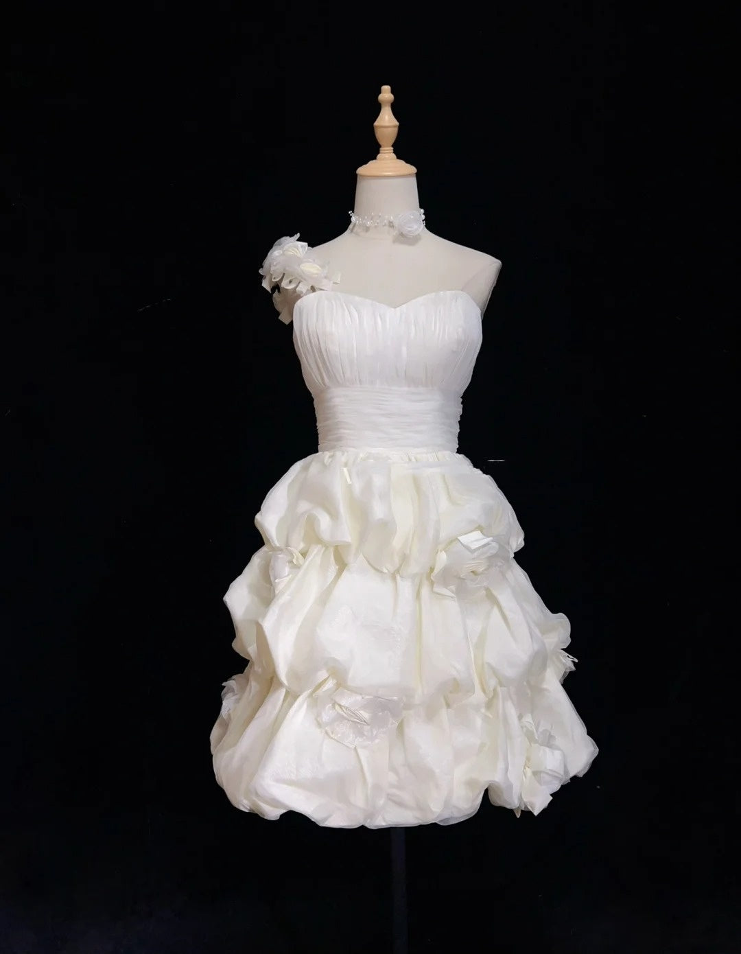 Robes de mariée intemporelles fourreau asymétrique une épaule organza blanc avec courte robe de mariée à volants N3005
