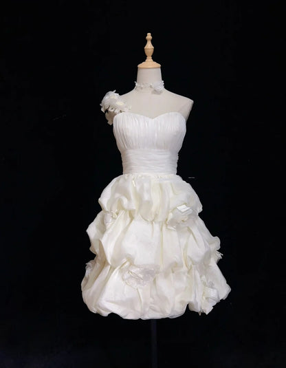 Robes de mariée intemporelles fourreau asymétrique une épaule organza blanc avec courte robe de mariée à volants N3005