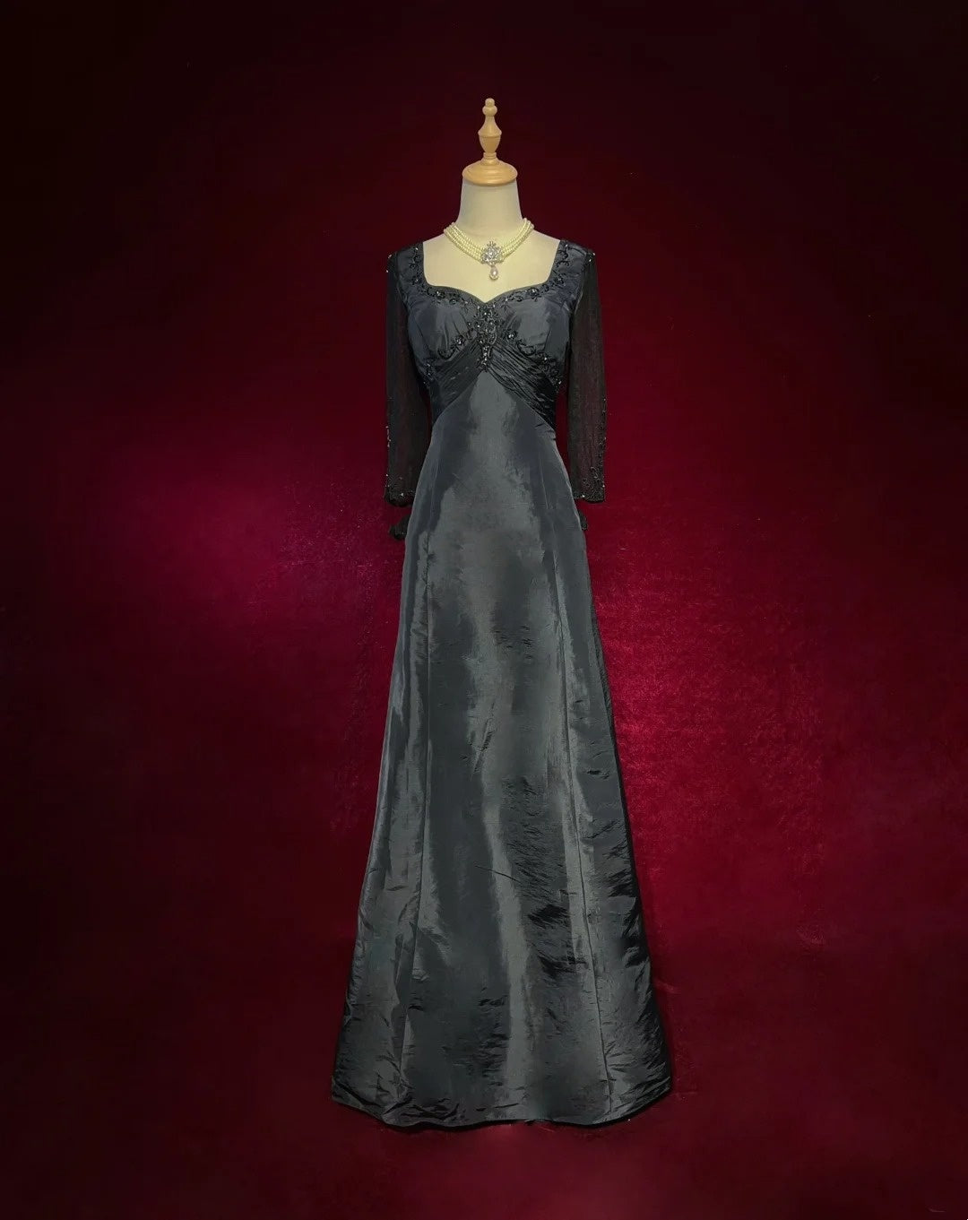 Bezaubernde Ballkleider A-Linie Black Tie Kleid mit bestickten, perlenbesetzten langen Ärmeln Formelle Abendgarderobe N3694