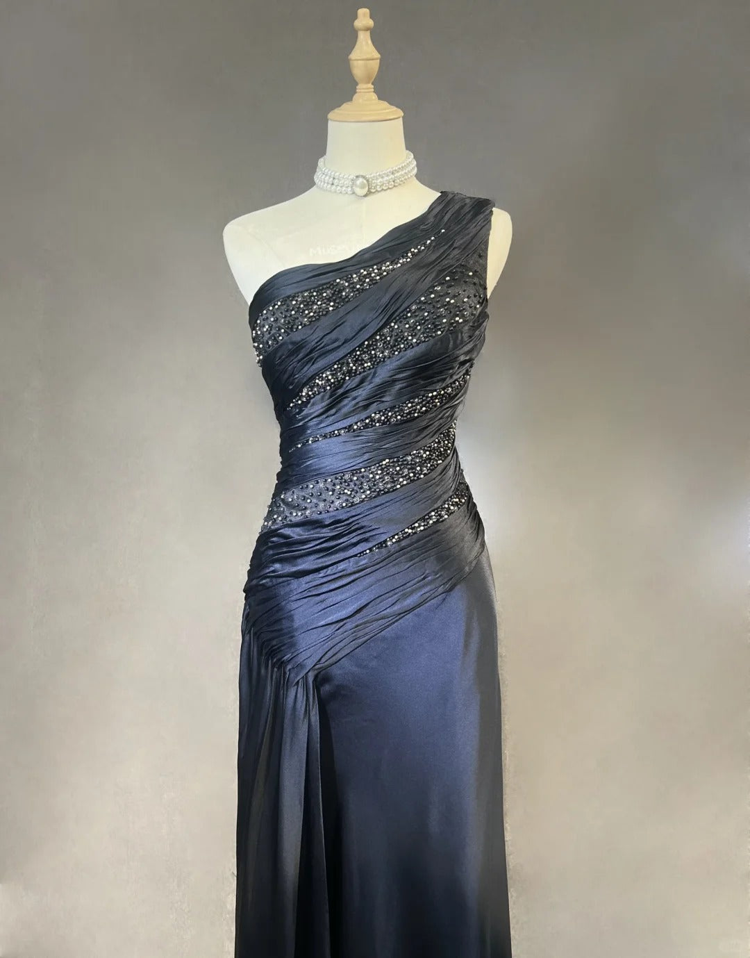 Elegante Abschlussballkleider Meerjungfrau One Shoulder Satin Black Tie Kleid mit Perlen Lang Formelle Abendgarderobe N3704
