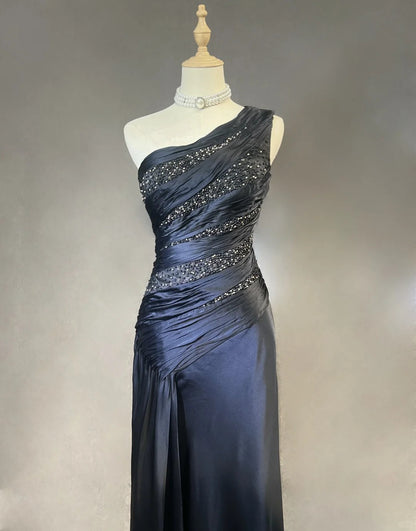 Elegante Abschlussballkleider Meerjungfrau One Shoulder Satin Black Tie Kleid mit Perlen Lang Formelle Abendgarderobe N3704