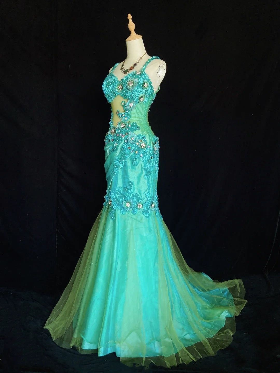 Elegante Abschlussballkleider Meerjungfrau Spaghettiträger Grüner Tüll mit Blumen Bodenlang Formelle Abendgarderobe N3490