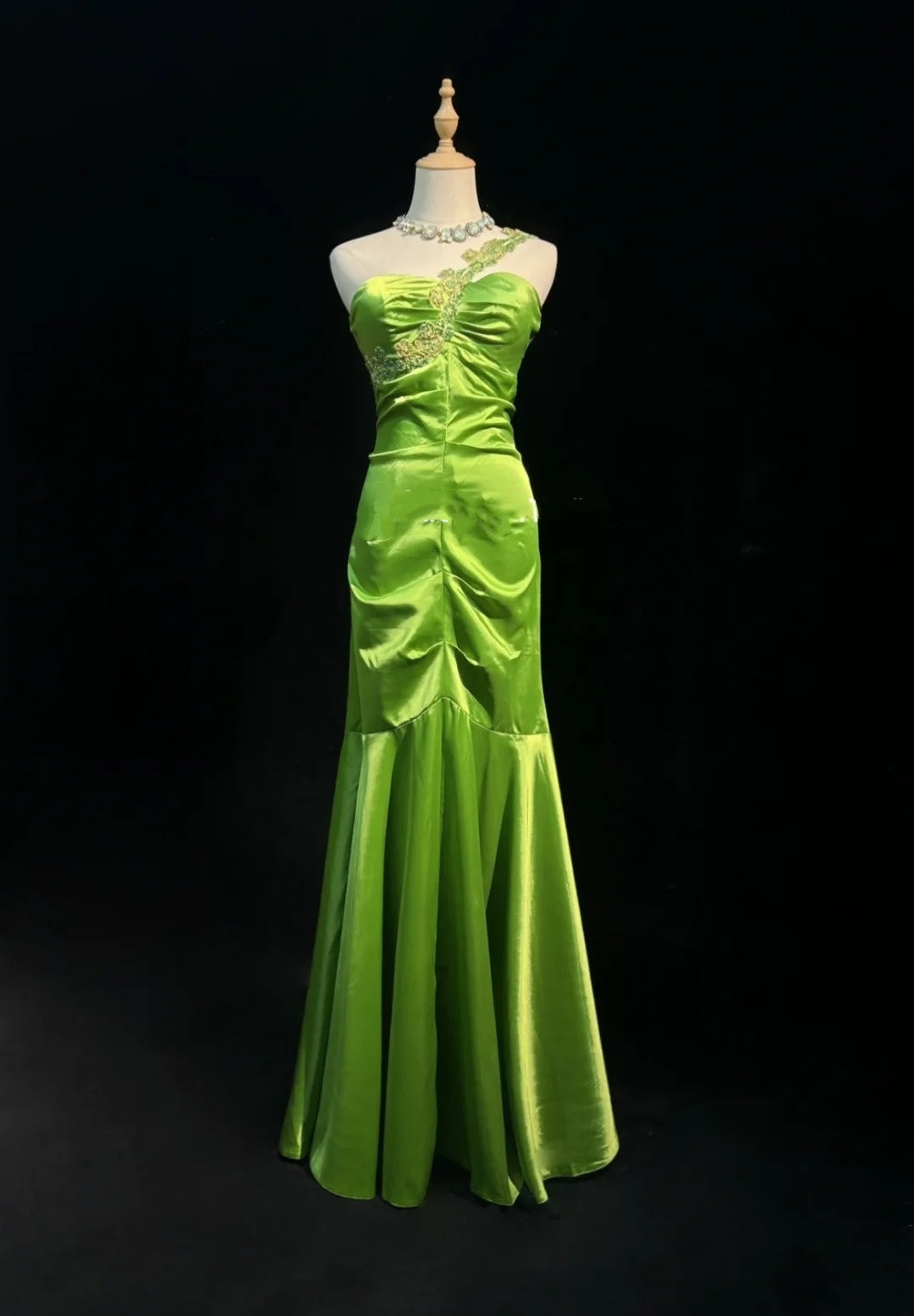 Vintage Abschlussballkleider Meerjungfrau Ein-Schulter Hellgrün Satin mit Perlen Lang Formelles Kleid N2450