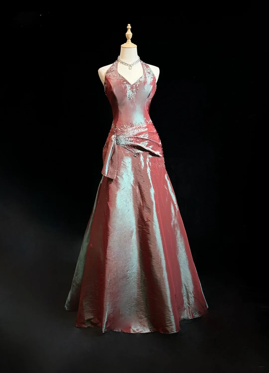 Vintage-Abschlussballkleider 1980er Ballkleid Neckholder Bodenlang Satin mit plissierter Perlenstickerei Abendmode N3126