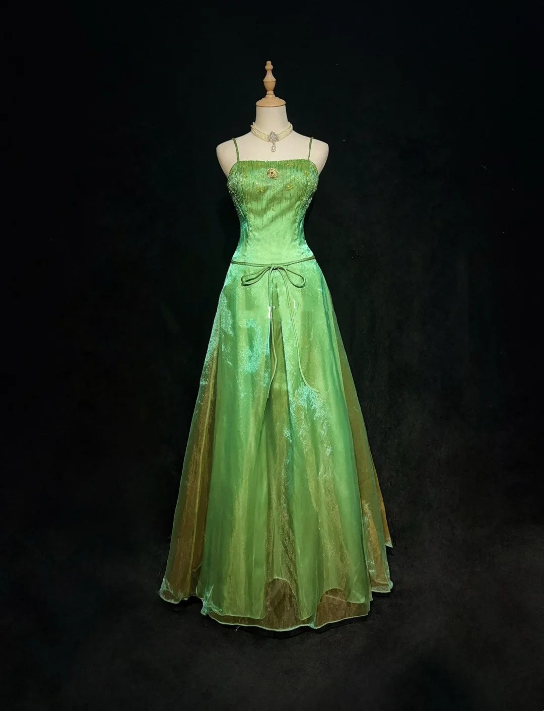 Robes de bal élégantes Robe de soirée en organza vert à bretelles spaghetti et perles, longue robe de soirée formelle N2914