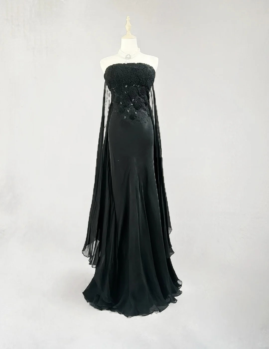 Robes de bal élégantes Robe sirène sans bretelles en mousseline de soie à cravate noire avec cape Longues tenues de soirée formelles N3703