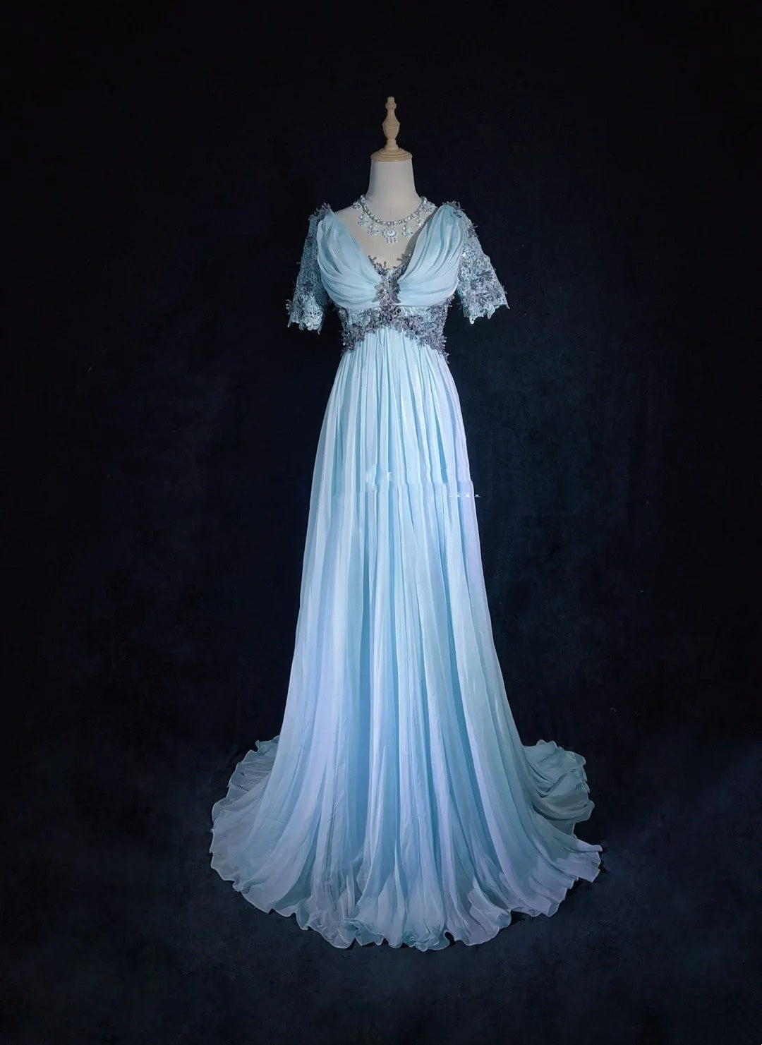 Vintage Abschlussballkleider 1960er A-Linie V-Ausschnitt Hellblau Chiffon mit appliziertem langen Abschlussballkleid N3109