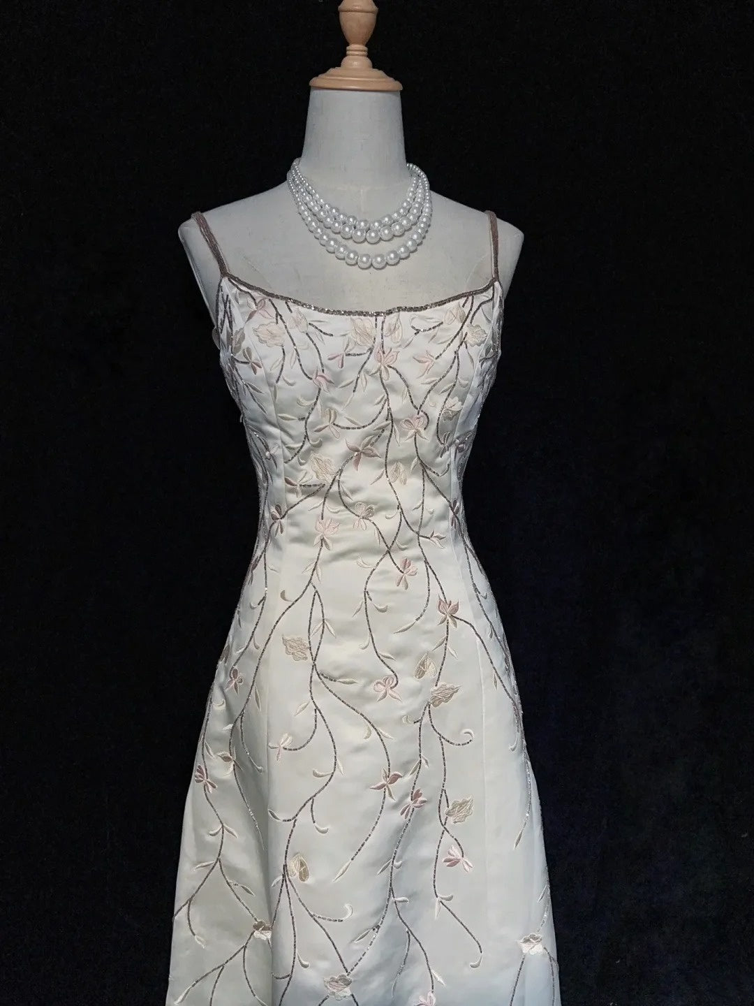 Belles Robes de Bal Coupe A Bretelles Fines en Satin Blanc avec Perles Longues Tenues de Soirée Formelles N3677