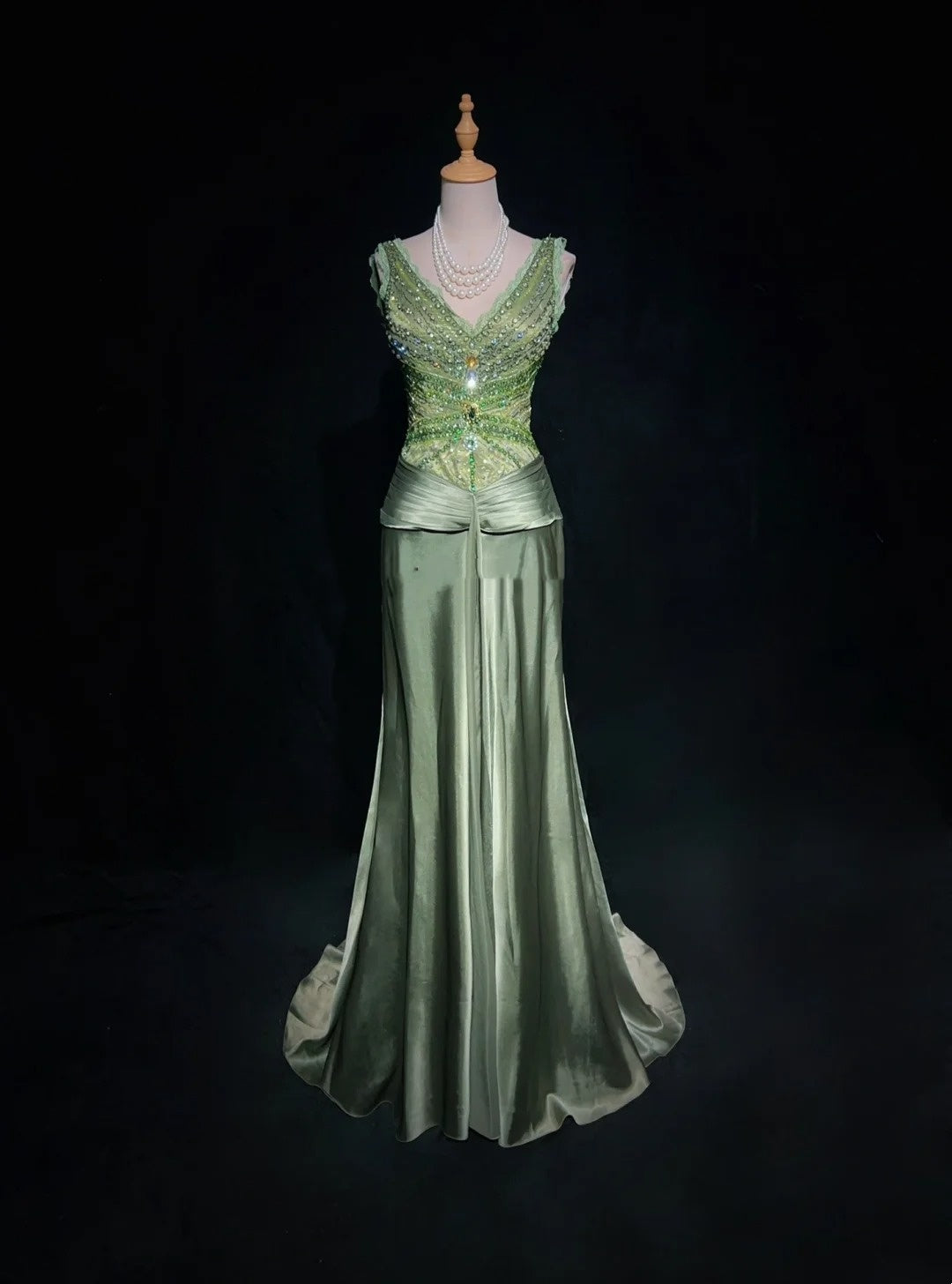Vintage Ballkleider Meerjungfrau V-Ausschnitt Salbeigrün Ärmellos Satin mit Perlenstickerei 1980er Jahre Langes Abendkleid N2865