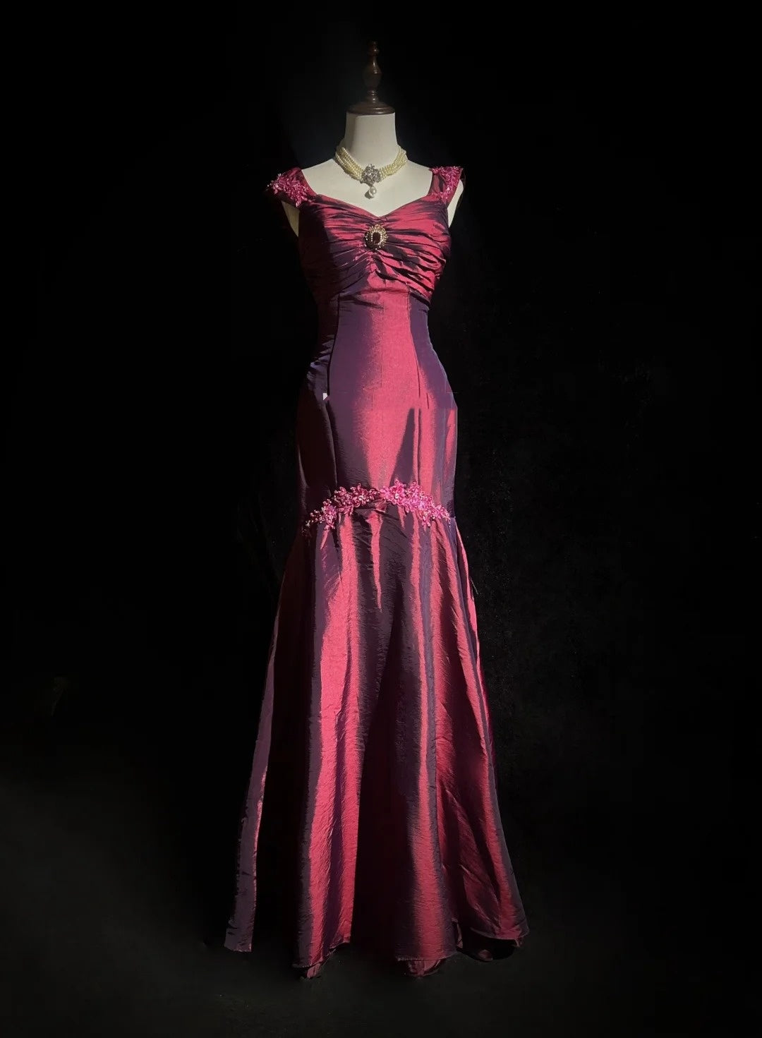 Robes de bal vintage sirène bustier cœur bordeaux en taffetas avec appliques longue robe de soirée N2445