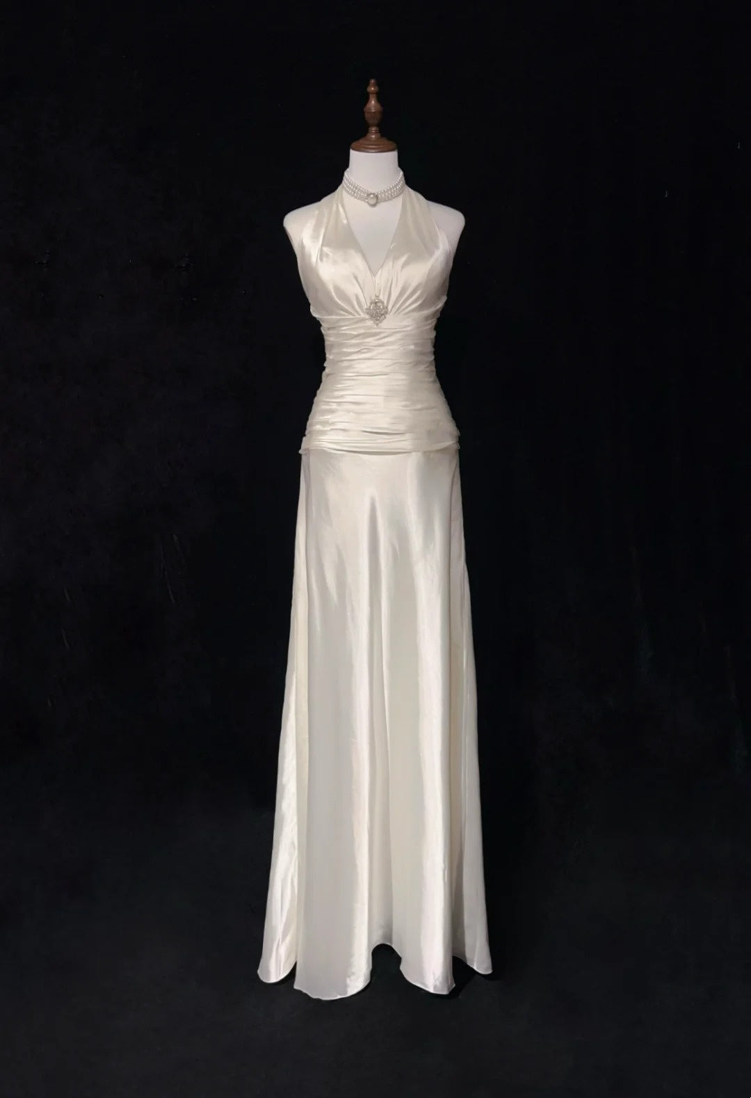 Robes de bal vintage Trapèze Col Haut Satin Blanc Avec Cape Plissée Robe de Soirée Longue Années 1960 N2604