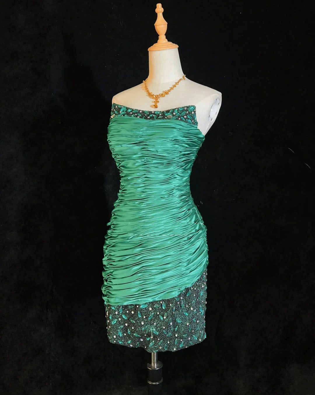 Robe de soirée/cocktail moulante bustier courte verte plissée style vintage pour bals de promo et retour à la maison N3903