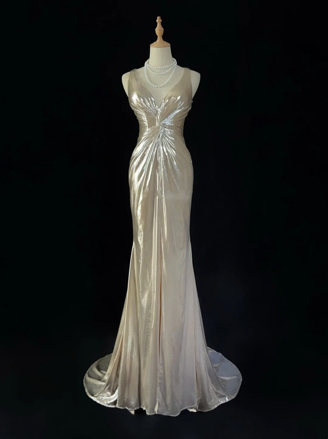 Einfache Ballkleider Meerjungfrau V-Ausschnitt Gold Ärmellos mit Schlitz Rüschen Formelles Abendkleid N3822