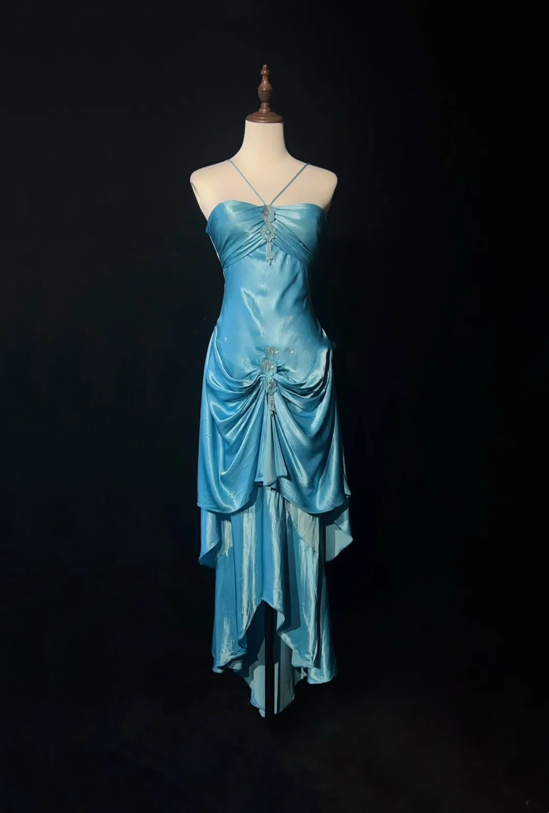 Robes de bal modestes Sirène Col Halter Satin Bleu Sans Manches Avec Volants Robe de soirée formelle N3828