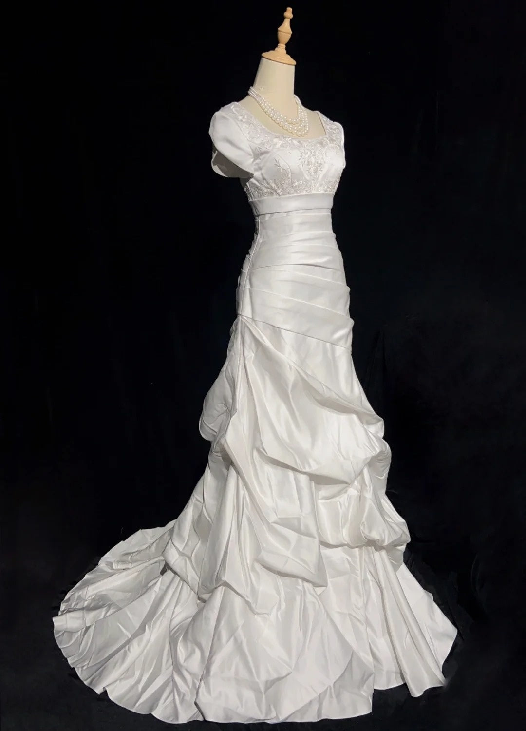 Robes de mariée intemporelles sirène col carré en satin blanc avec manches perles longue robe de mariée N3443