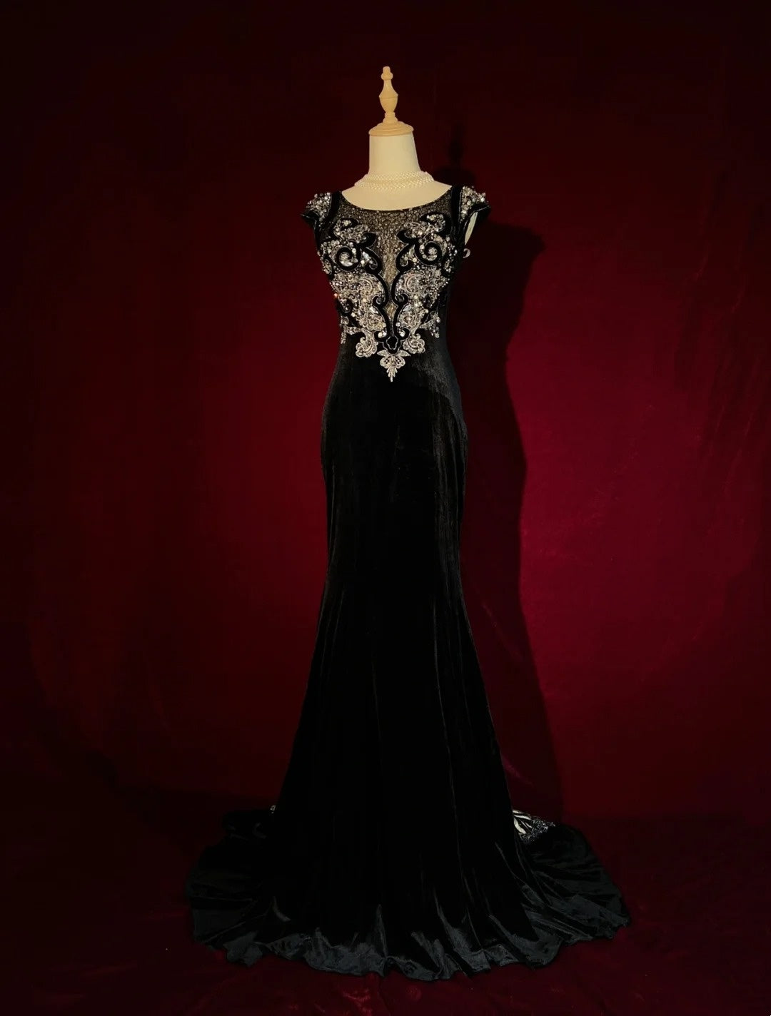 Inspiration für bescheidene Abschlussballkleider: Meerjungfrauenkleid aus schwarzem Samt mit Perlen und Bindedetail für Damen, formelle Ballkleider N3284