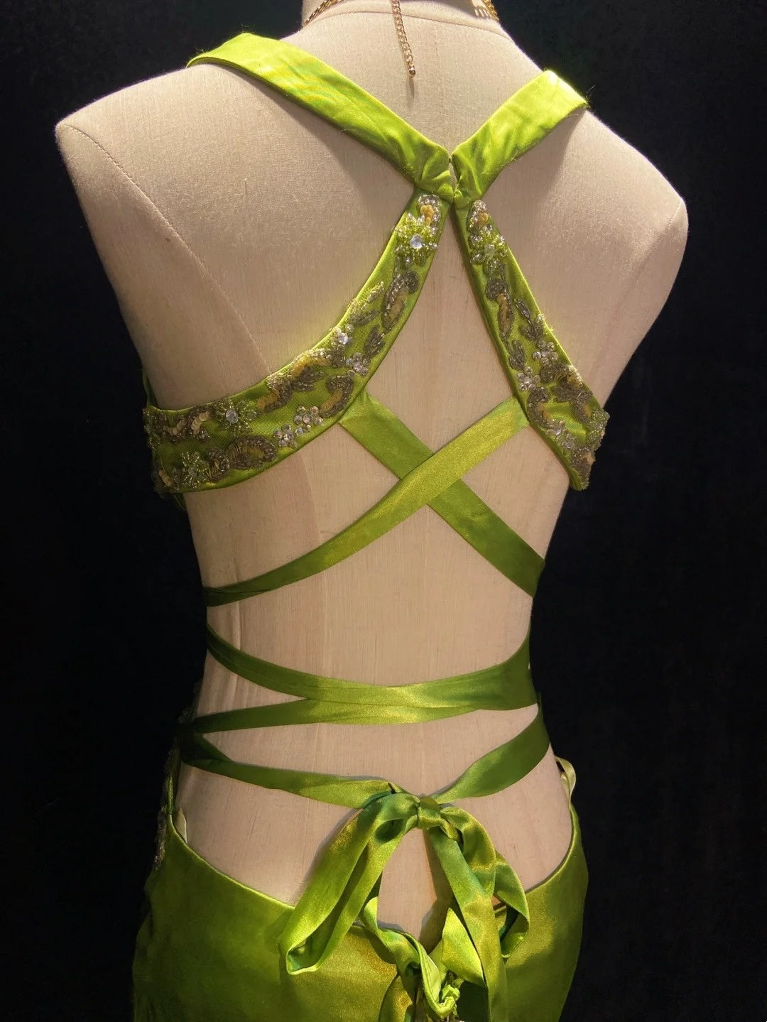 Robes de bal modestes Sirène Halter Vert Dos Nu Satin Sans Manches Longues Tenues de Soirée Formelles N3634