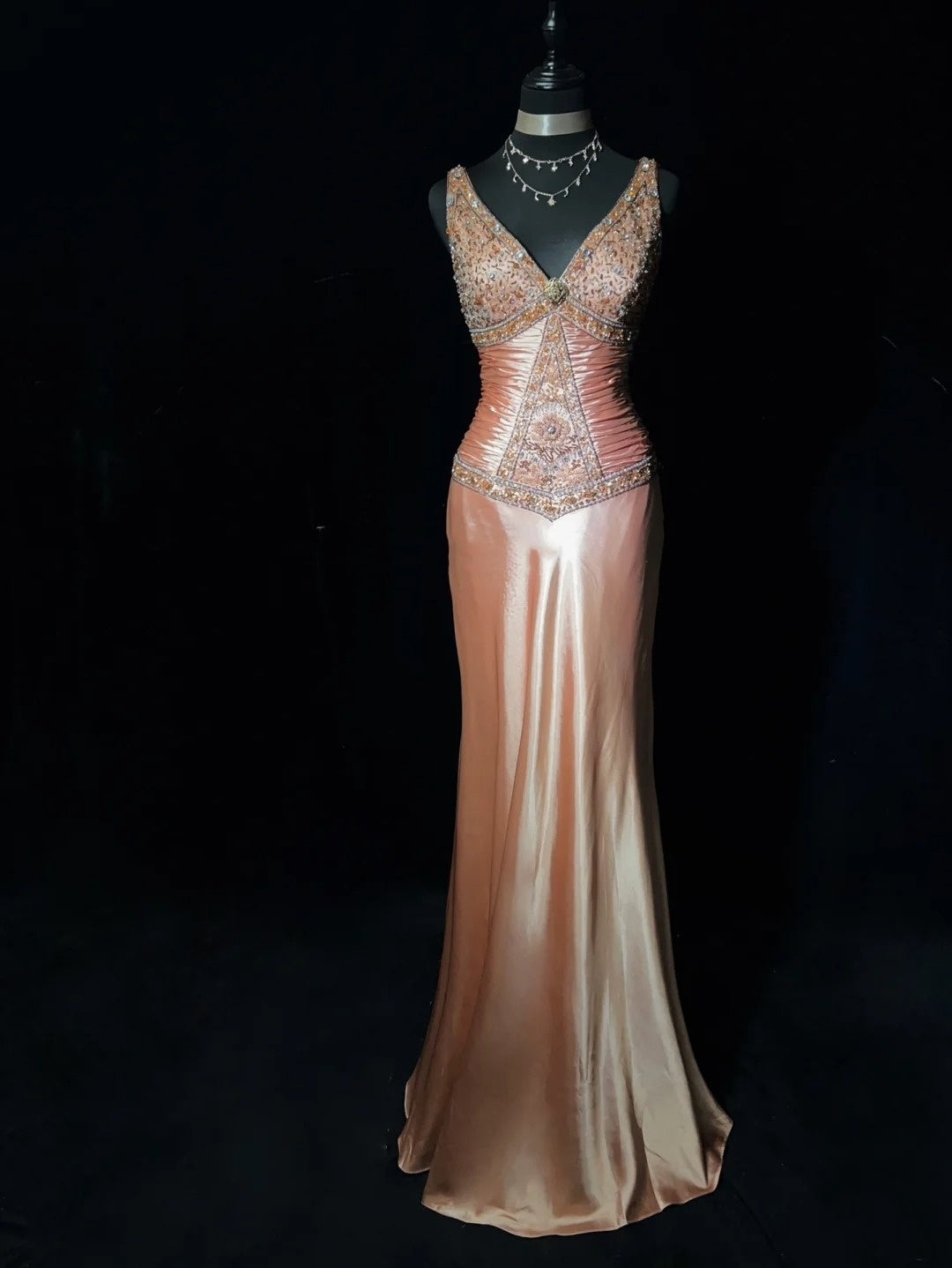 Bescheidene Abschlussballkleider Inspo Meerjungfrau V-Ausschnitt Pink Satin Mit Perlen Für Damen Festliches Kleid N3244