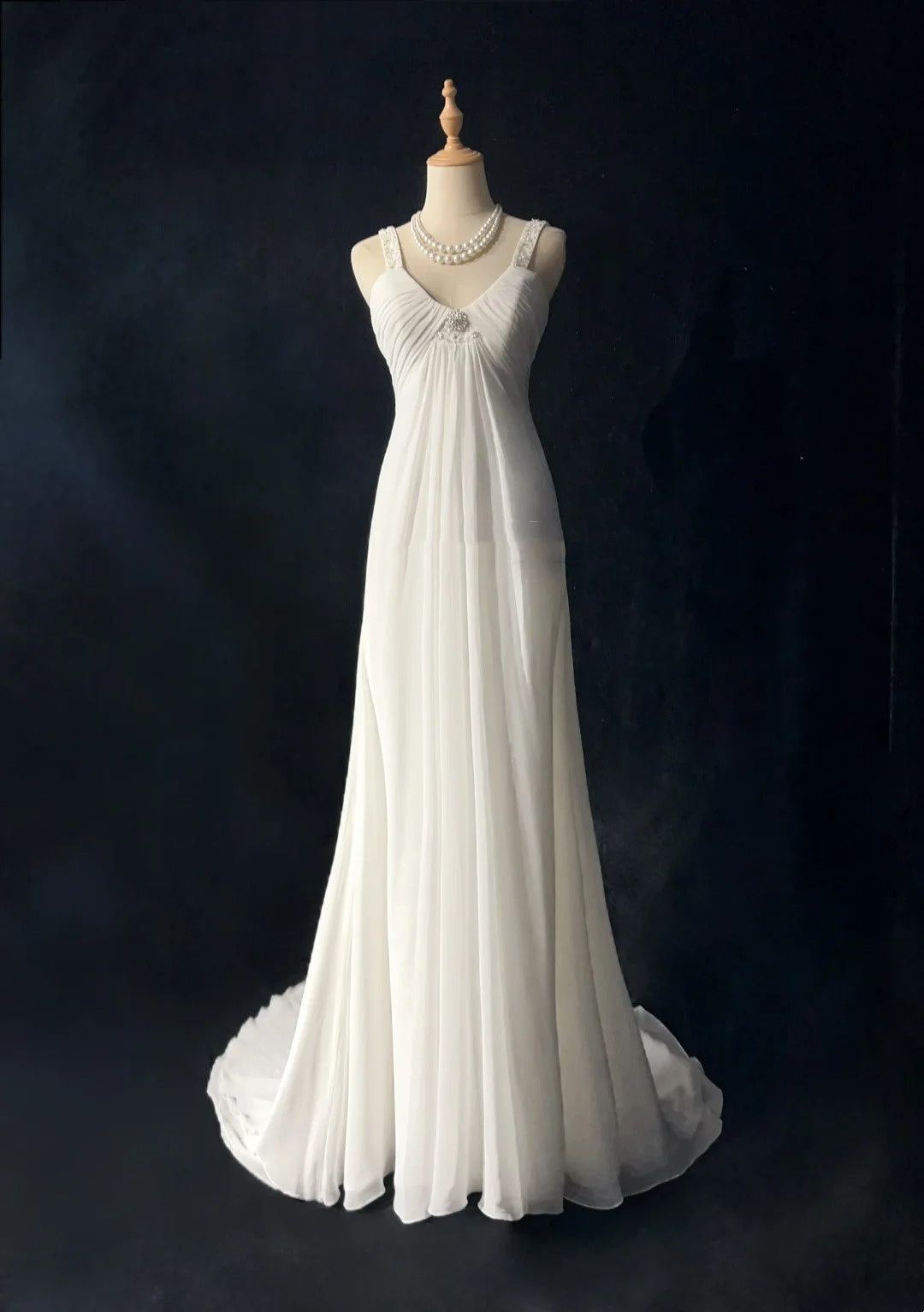 Einfache weiße Abschlussballkleider A-Linie V-Ausschnitt Chiffon Ärmellos mit Perlen Semi-formelles Abendkleid N3820