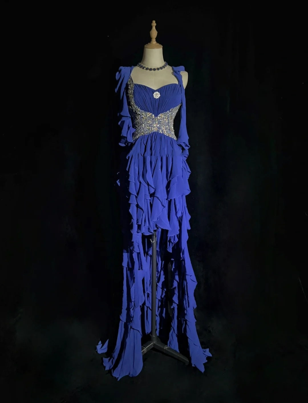 Robes de bal élégantes coupe trapèze asymétriques, une épaule, en mousseline bleu roi avec perles, sans manches, longue robe de soirée N2881