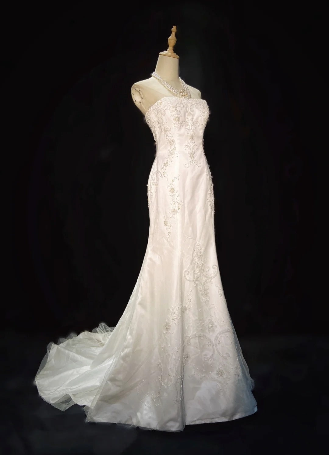 Robes de mariée uniques sirène bustier en satin avec broderies blanches longue robe de mariée N3402