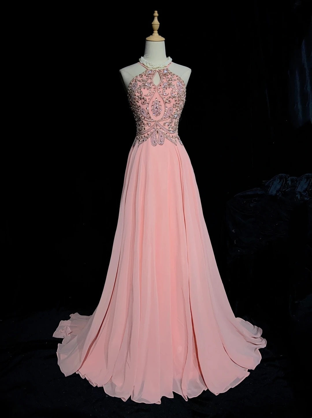 Bescheidene Abschlussballkleider A-Linie Neckholder Rosa Chiffon mit Perlenbesatz Lange Abendgarderobe N3464