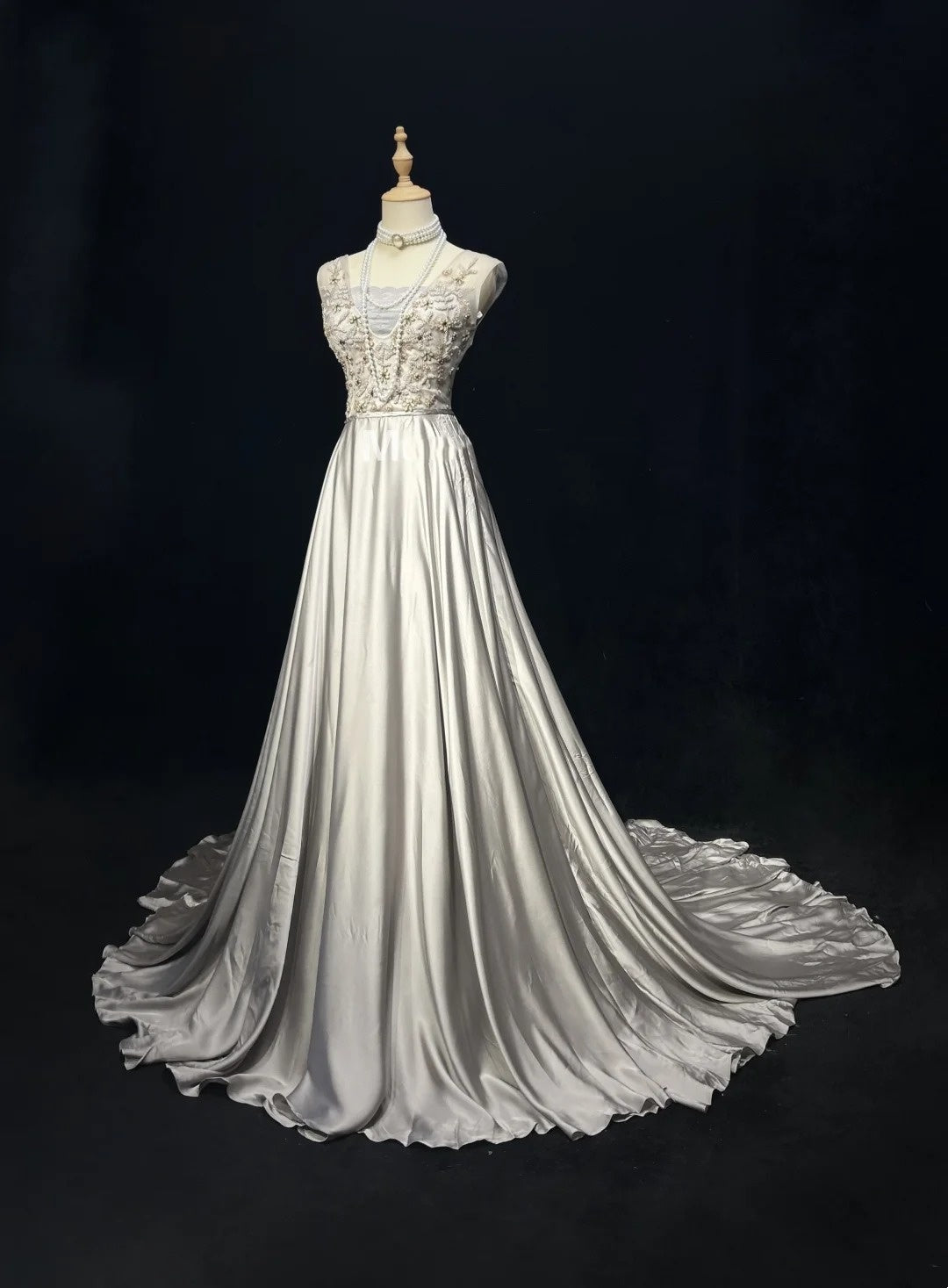 Vintage Abschlussballkleider A-Linie Silber Satin V-Ausschnitt mit Perlenbesatz Langes Abendkleid N2454