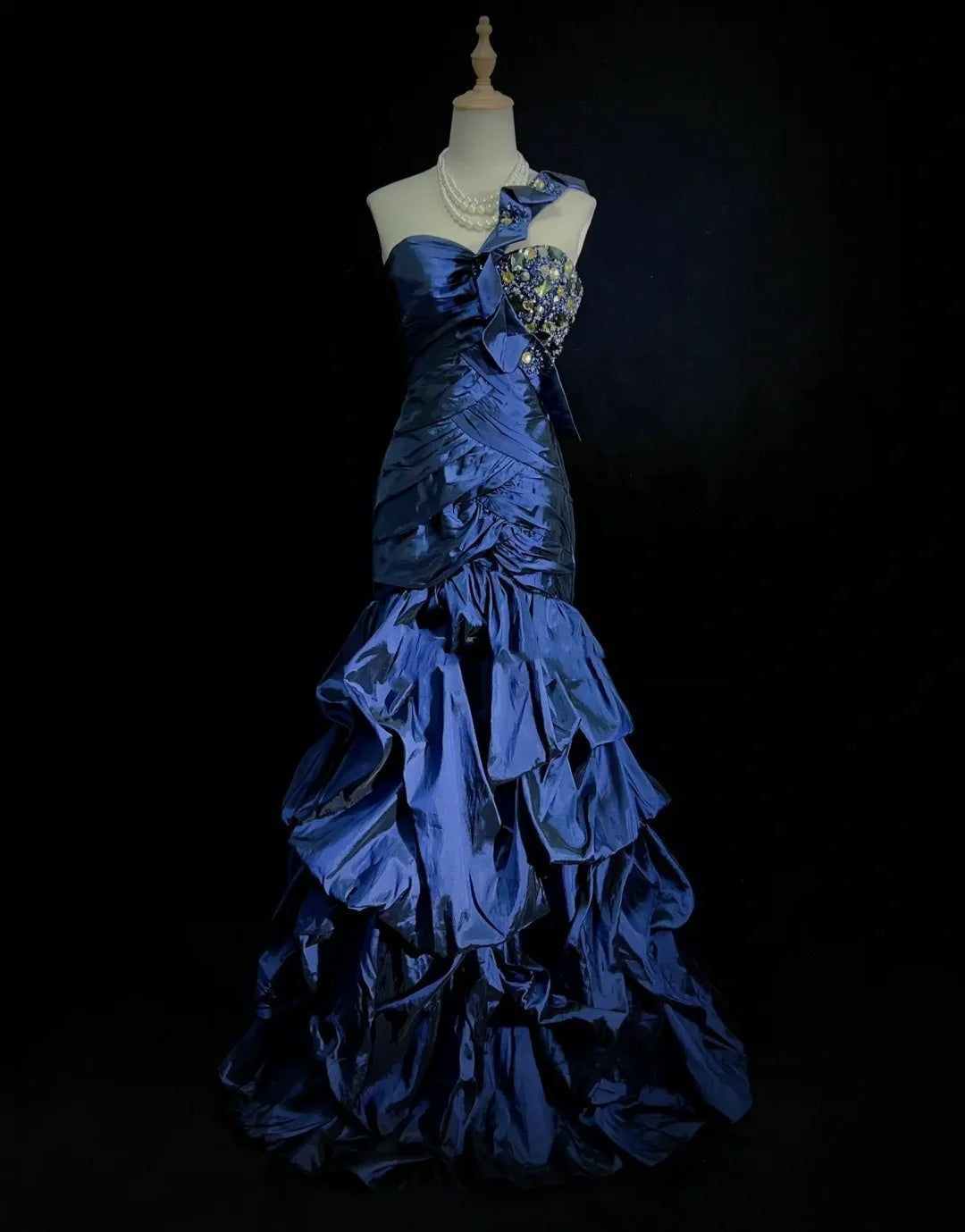 Élégantes robes de bal sirène asymétriques bleu marine en satin à volants longueur ras du sol tenues de soirée formelles N3487