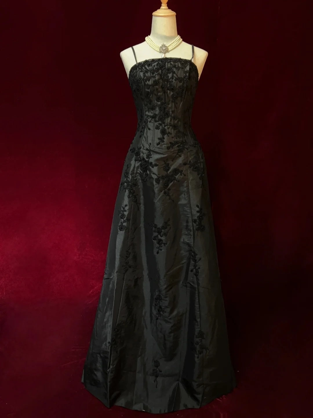 Inspiration robes de bal modestes : Robe de soirée formelle noire en satin, coupe trapèze, bretelles spaghetti, avec appliqués pour femmes N3214