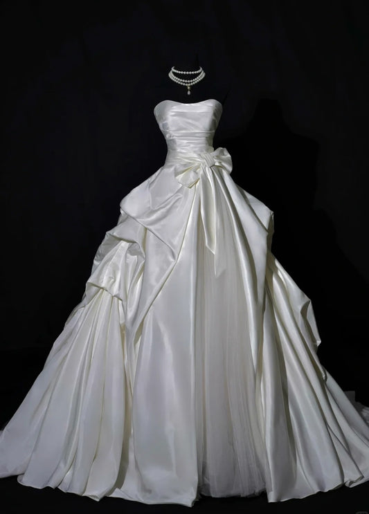 Luxurious Wedding Dresses Ball Gown Strapless Ivory Sleeveless Brides Dress Fitted Bridal Gowns AB2522