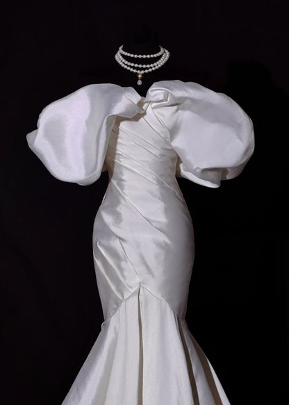 Klassisches Brautkleid im Meerjungfrauenstil, schulterfrei, elfenbeinfarbener Satin, kurze Ärmel, figurbetontes Brautkleid AB2529
