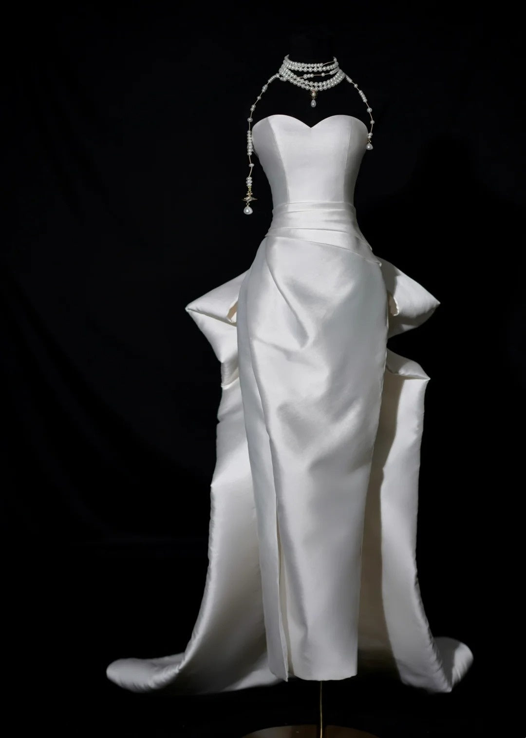 Schlichtes Brautkleid, Etuikleid, herzförmiger Schnitt, Satin, plissiert, figurbetont, langes Brautkleid AB2530
