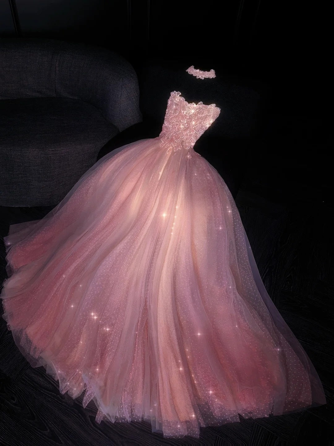 Glitzerndes, trägerloses, langes, pinkfarbenes Ballkleid mit weißen Punkten – ein formelles Abendkleid für den 18. Geburtstag oder als Ballkleid (Modell N735).