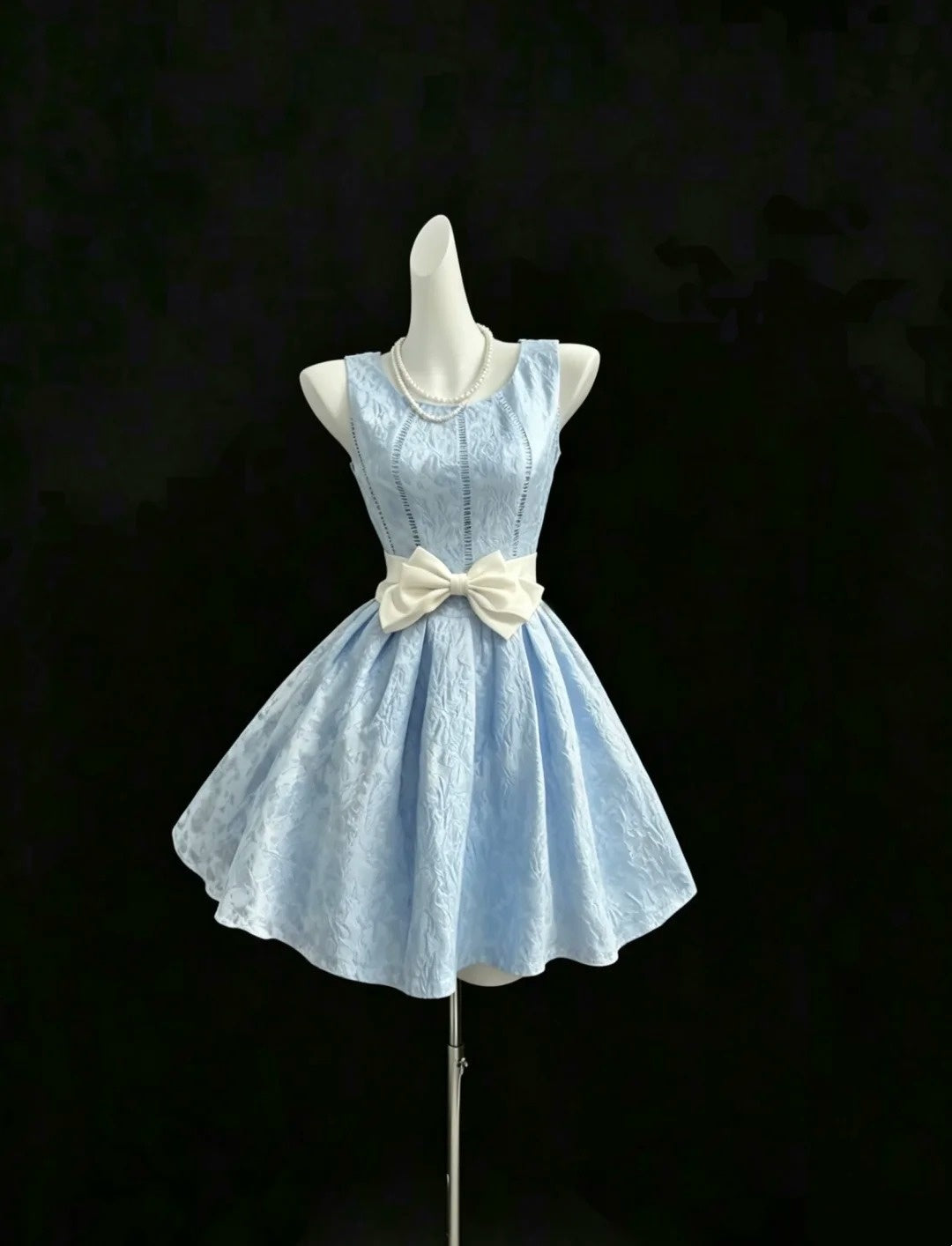 Jolie robe de bal de fin d'année ligne A en dentelle bleue avec nœud blanc pour le collège et le lycée, inspiration robe de bal de promo pour les élèves de 3ème RB3293