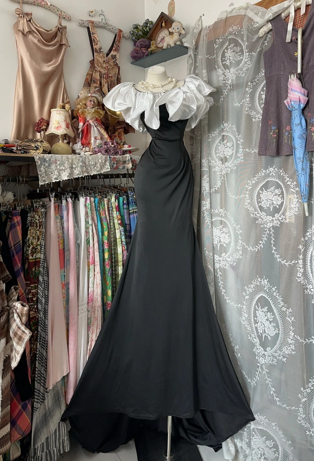 Robe de bal de fin d'année noire élégante à épaules dénudées et manches courtes, modèle N1278