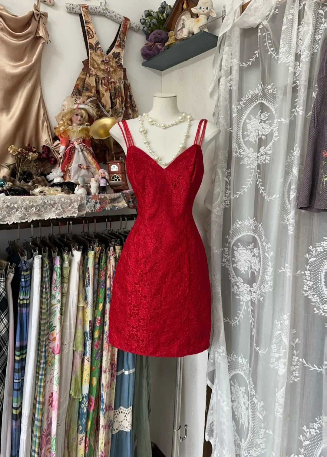 Robe courte de soirée en satin rouge avec bretelles spaghetti et fourreau simple pour remise de diplôme ou anniversaire N3742