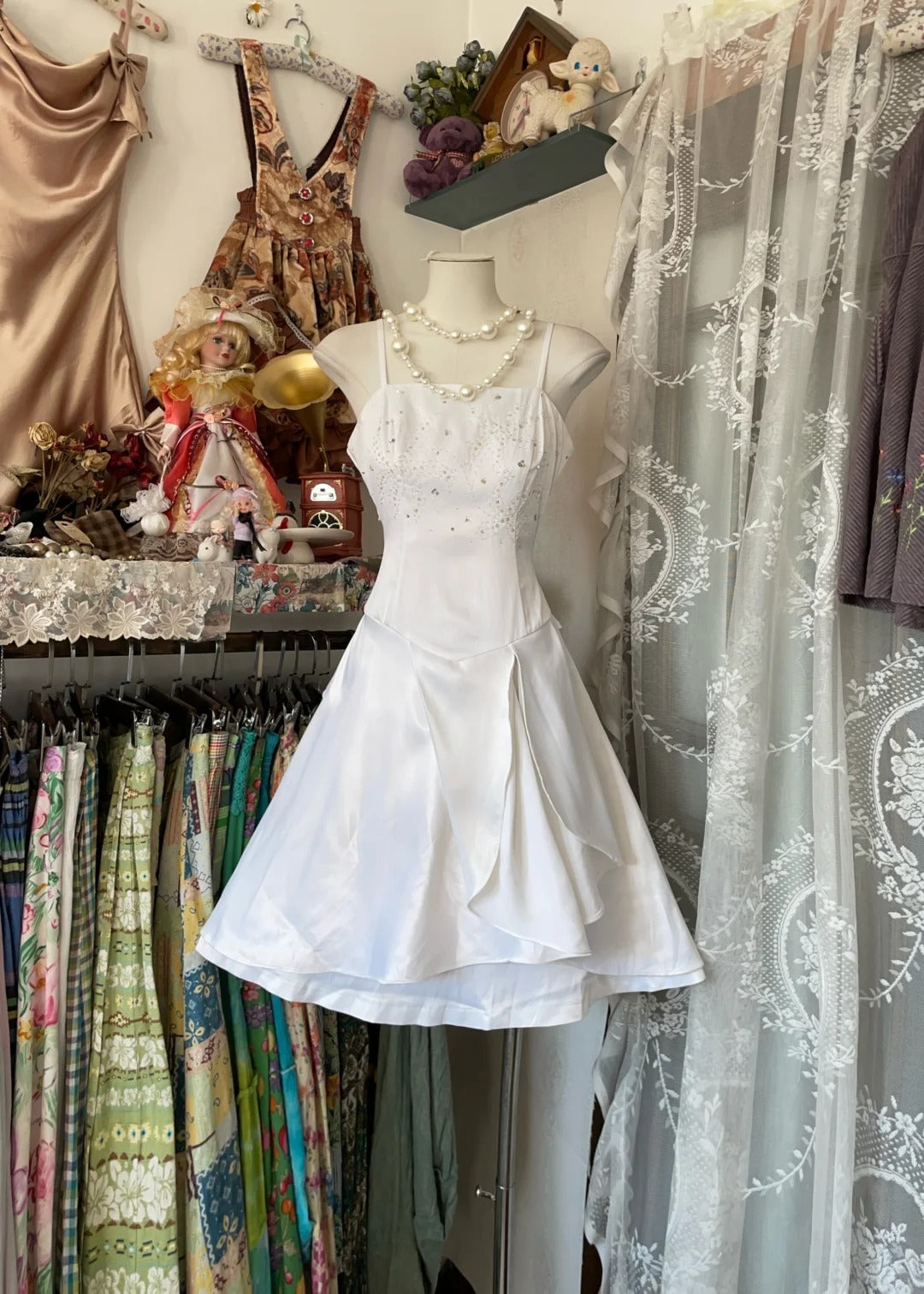 Robe Courte en Satin Blanc Simple Coupe A Bretelles Fines pour Cérémonie de Remise des Diplômes Anniversaire ou Bal de Retour N3752