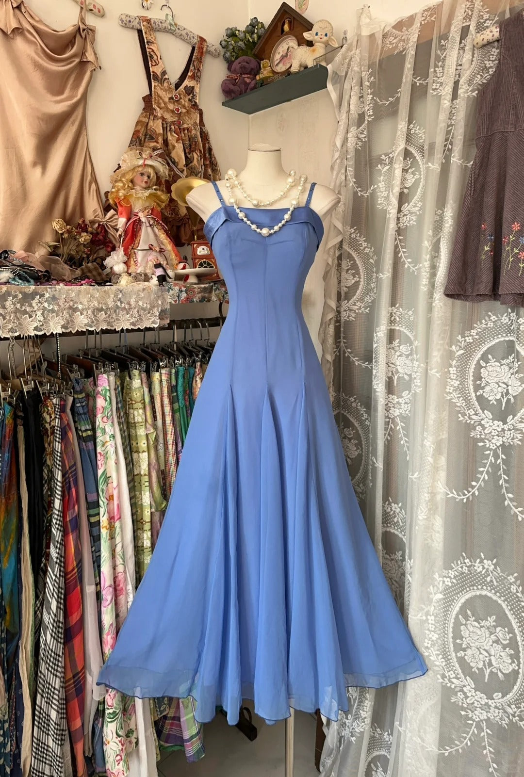 Robe de soirée vintage en mousseline bleue à fines bretelles et coupe trapèze, idéale pour un 19e anniversaire ou un bal de promo (N1738).