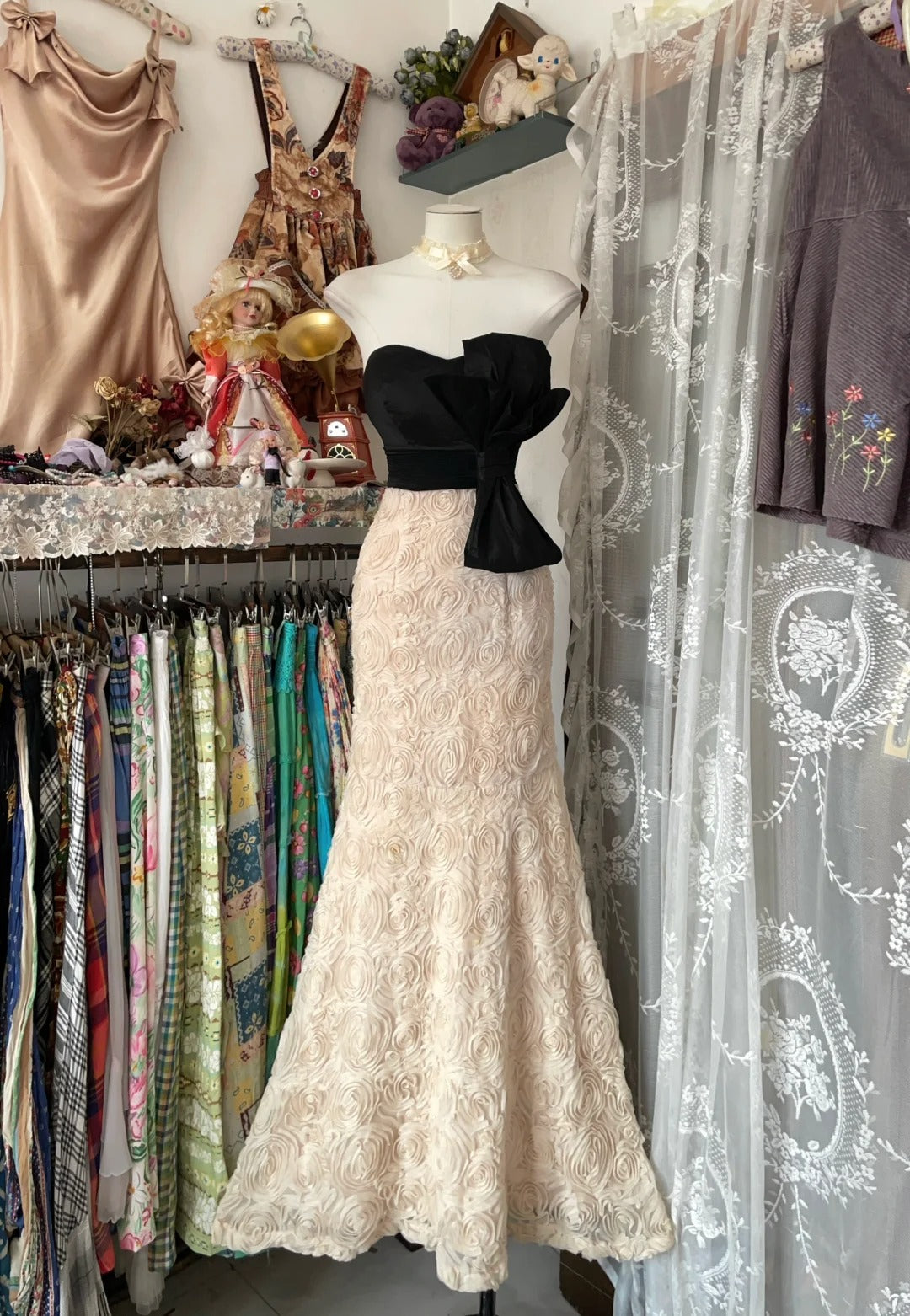 Robe de soirée longue vintage sirène Sweethart en satin noir, idéale pour un bal de promo ou une fête d'anniversaire de 18 ans (N1742)