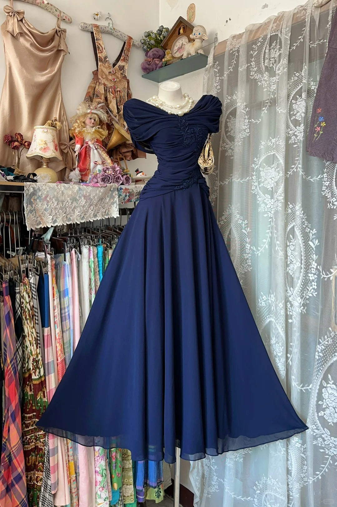 Robes de bal de promo en mousseline de soie bleu marine, style sirène élégante, avec épaules dénudées, longueur au sol, inspirations tenues de soirée RB4486