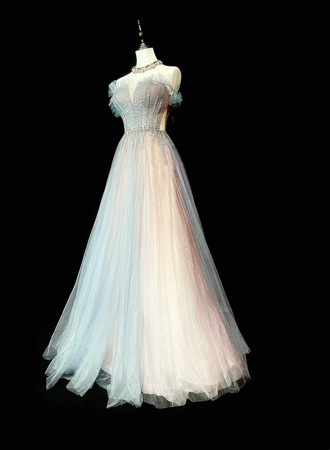 Robe de bal longue plissée, coupe trapèze, épaules dénudées, cape, manches en tulle, style années 1760, N1584