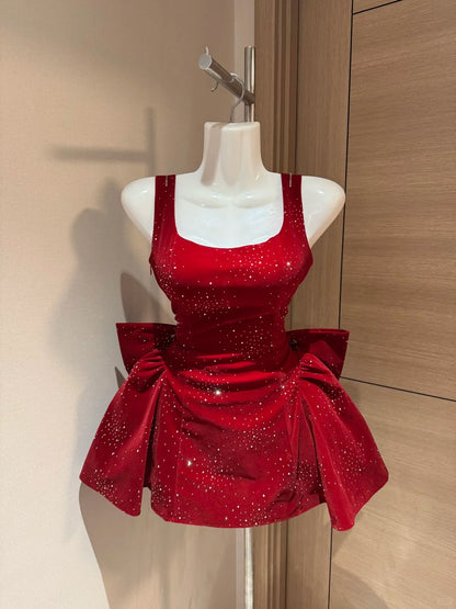 Süße Etui-Kleid Quadratischer Ausschnitt Roter Samt Kurz Night In Rio Inspo Hoco Kleid Ideen Homecoming Kleider RB4036