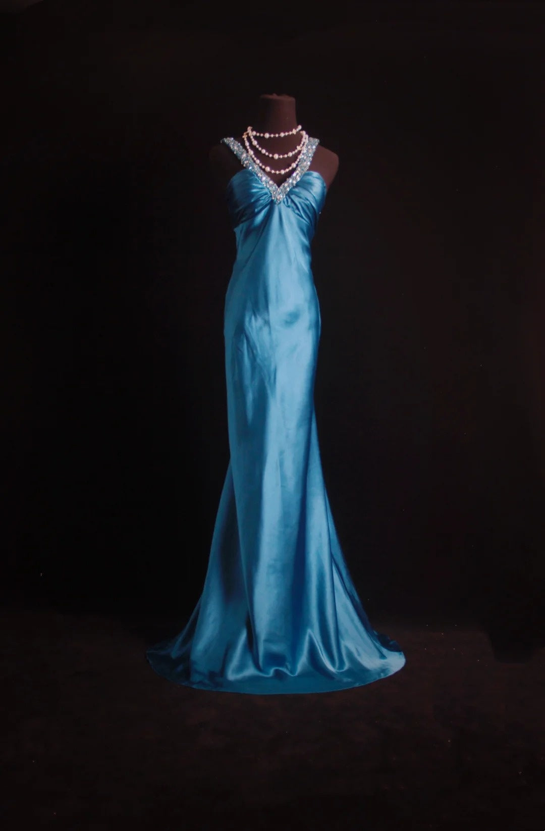 Retro Meerjungfrauen-Neckholderkleid aus türkisblauem Satin im Stil der 2000er Jahre – Inspiration für Outfits zum 18. Geburtstag – Festliches Kleid N498